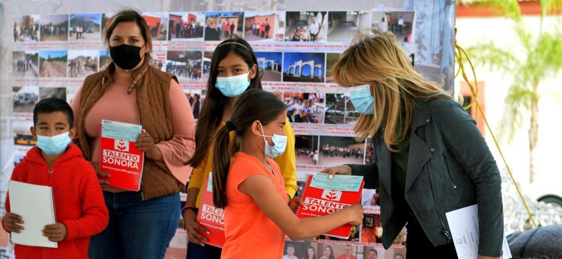 Cumple Gobernadora con habitantes de Quiriego y Rosario Tesopaco