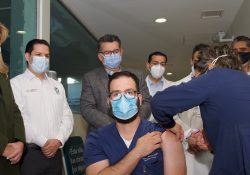 Aplicación de vacunas es un acto de justicia con el personal de salud: Claudia Pavlovich