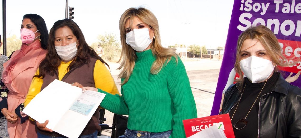 Entrega Gobernadora apoyos y obras y supervisa vacunación en el sur del estado