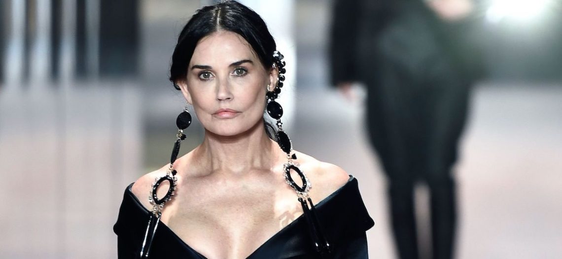 Demi Moore debuta en pasarelas y luce irreconocible por cirugías en la cara
