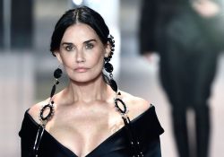 Demi Moore debuta en pasarelas y luce irreconocible por cirugías en la cara