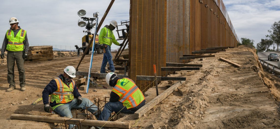 Pese a orden de Biden, continúa construcción del muro de Trump