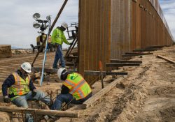 Pese a orden de Biden, continúa construcción del muro de Trump