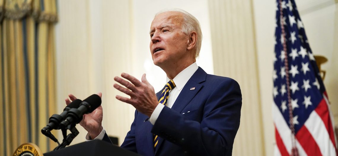 Con decreto, Biden rescata Obamacare