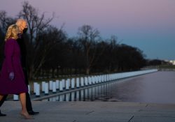 ‘Hemos aprendido que la democracia es preciosa’, dice Biden