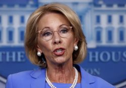 Renuncia secretaria de Educación de EU; acusa a Trump de alentar disturbios