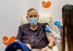 Más de 200 mil personas son vacunadas al día contra covid en Gran Bretaña