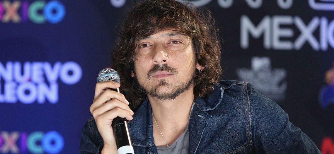 Bajan cuenta de León Larregui en Twitter por teorías contra vacuna
