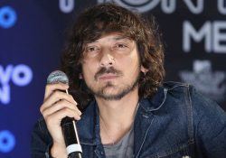 Bajan cuenta de León Larregui en Twitter por teorías contra vacuna