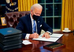 Biden firma su primera quincena de órdenes ejecutivas como presidente de EE UU