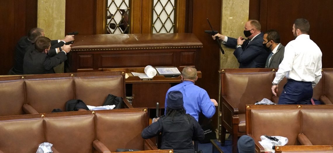 Hay 13 detenidos por irrupción al Capitolio de EU; encuentran armas y explosivos; mujer muere de un disparo