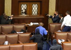 Hay 13 detenidos por irrupción al Capitolio de EU; encuentran armas y explosivos; mujer muere de un disparo