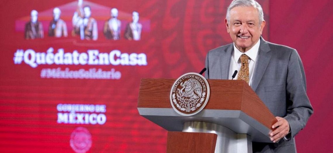 AMLO acusa al director de Twitter de panista; la red social le replica negativamente