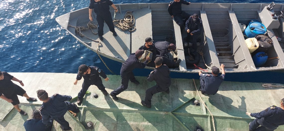 Asegura la Armada nave semisumergible y cocaína frente a las costas de Oaxaca