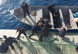 Asegura la Armada nave semisumergible y cocaína frente a las costas de Oaxaca