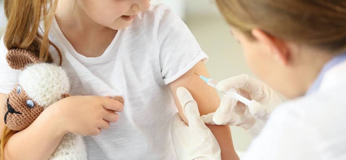 EU espera iniciar la vacunación de niños a mediados de año