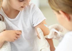 EU espera iniciar la vacunación de niños a mediados de año