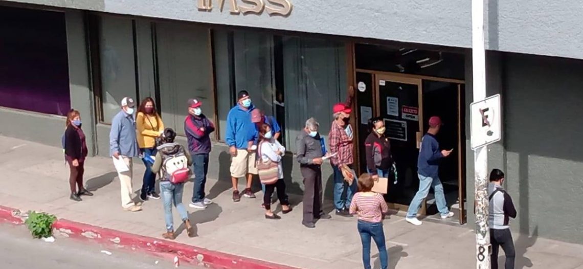 Largas filas en subdelegación del IMSS sin cuidar sana distancia