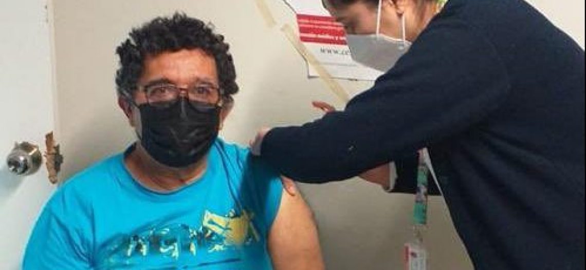 Primer adulto mayor vacunado en Sonora