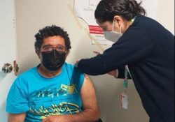 Primer adulto mayor vacunado en Sonora