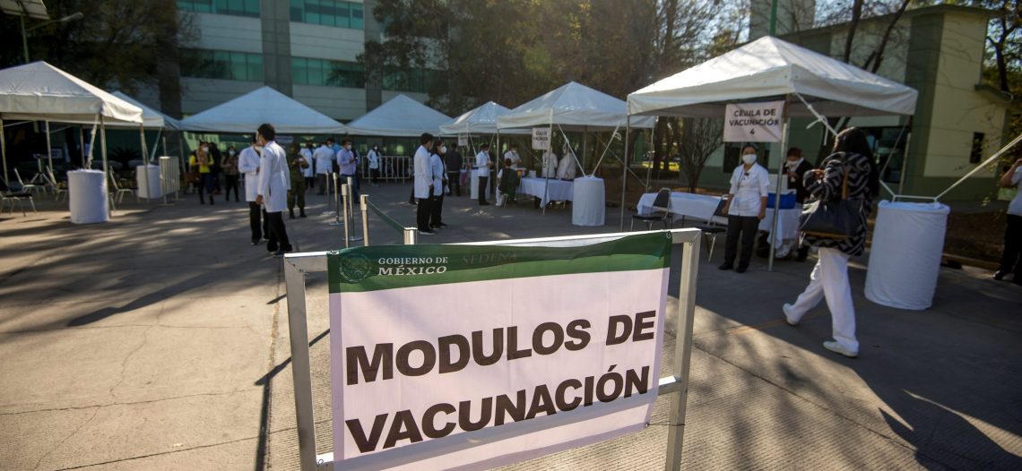 Prometen vacunar a 3 millones de adultos mayores en 7 días