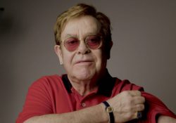 Elton John protagoniza campaña a favor de la vacunación