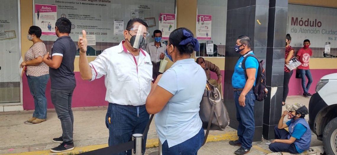 Pese a covid, abarrotan módulos de INE en último día para tramitar credencial