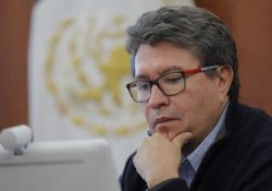 Monreal insiste en regular redes sociales pese a rechazo presidencial