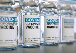 EU compró 200 millones de dosis más de vacunas covid, anuncia Biden