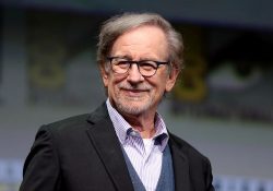Spielberg gana Premio Génesis por preservar memoria de Holocausto