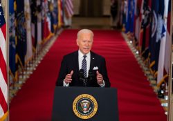 Biden acelera vacunación universal