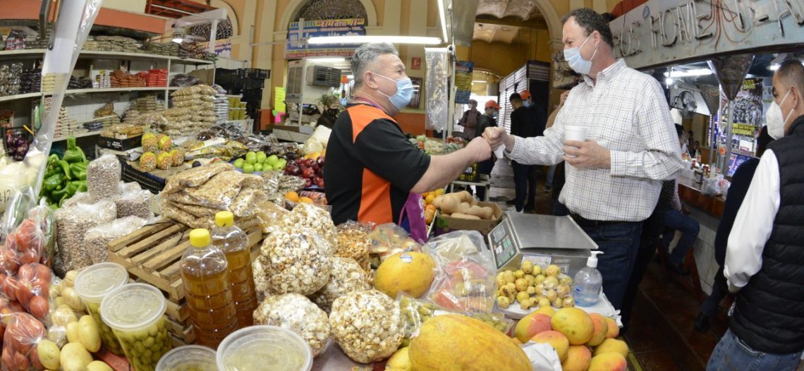 Comparte el «Borrego» Gándara el desayuno con hermosillenses en el Mercado Municipal