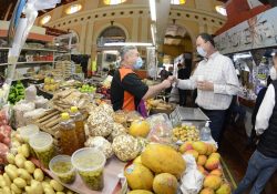 Comparte el «Borrego» Gándara el desayuno con hermosillenses en el Mercado Municipal