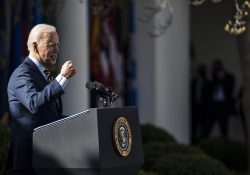 Biden expande vacunación en EU y ordena cubrir al 90% de los adultos
