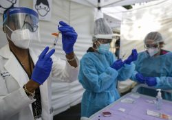 California reserva 40% de sus vacunas covid para los más pobres
