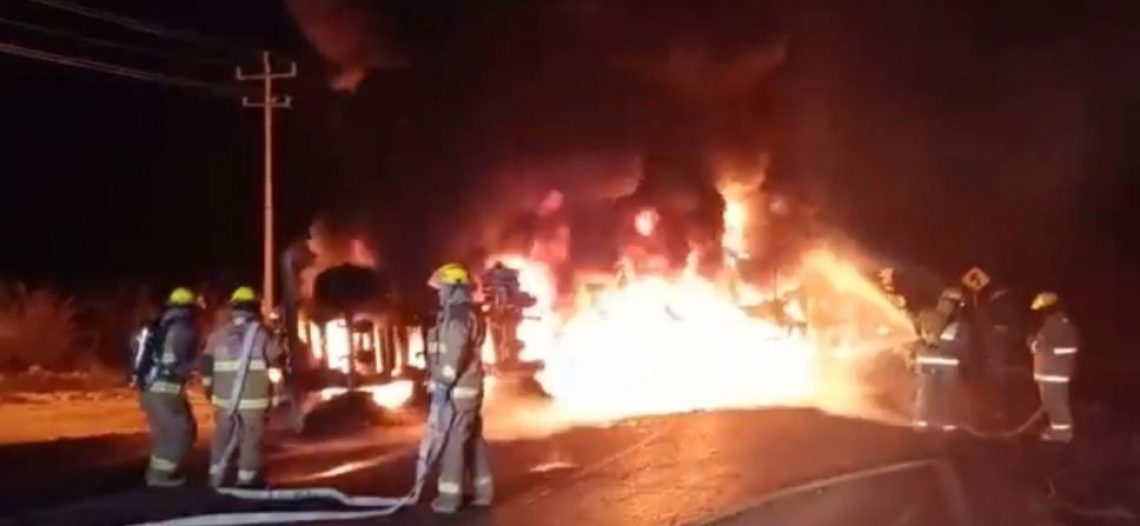 Chocan pipa de combustible y transporte público en Nuevo León; mueren 12