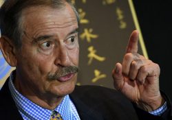 Le llueven críticas a Fox por defender al INE y confundir sus siglas