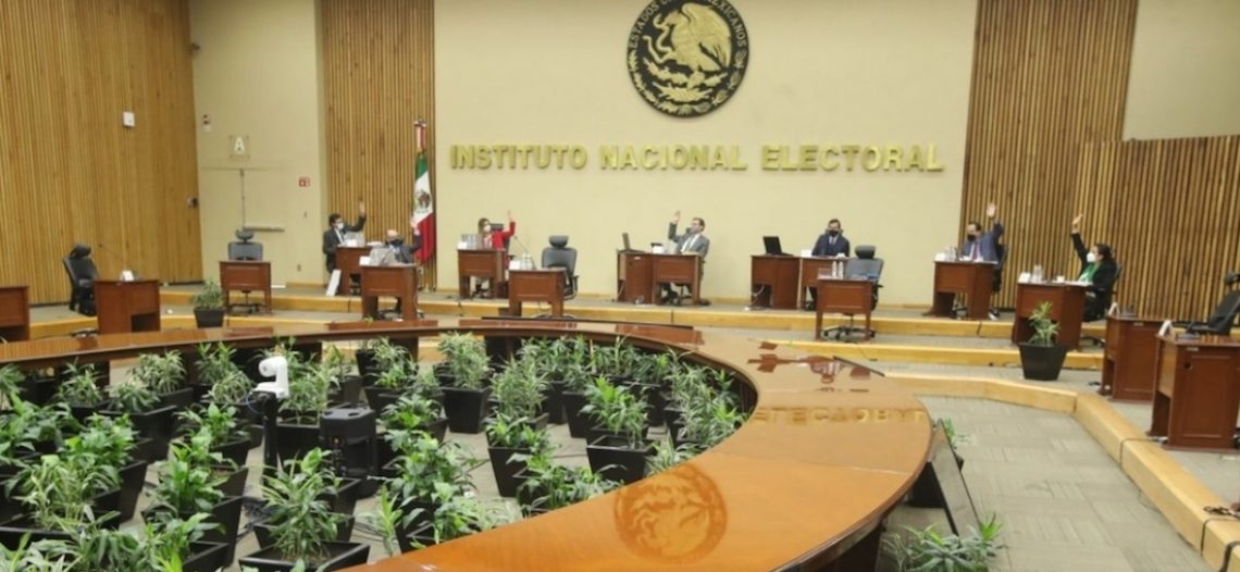 INE ordena a Morena no usar vacuna con fines políticos