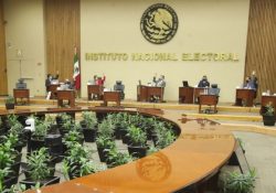 INE ordena a Morena no usar vacuna con fines políticos