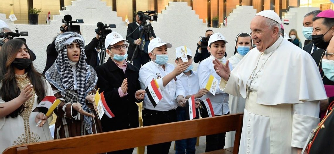 El Papa oficia primera misa en Irak; honra a cristianos perseguidos