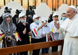 El Papa oficia primera misa en Irak; honra a cristianos perseguidos