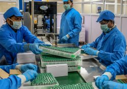 Repunte de contagios en India frena la producción de vacunas