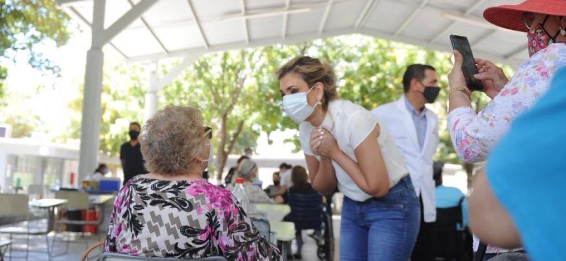 Supervisa Gobernadora aplicación de vacunas contra COVID-19 en adultos mayores