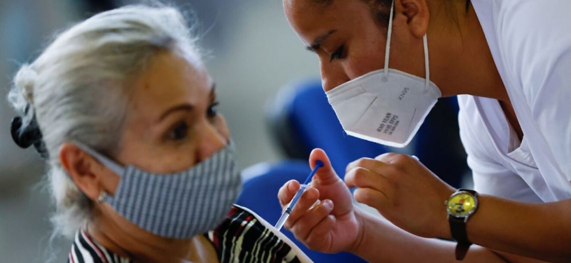 Aplican 28 mil primeras vacunas contra Covid en Monterrey