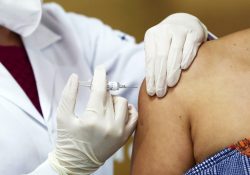 Personas podrían necesitar tercera dosis de vacuna covid, dice BioNTech