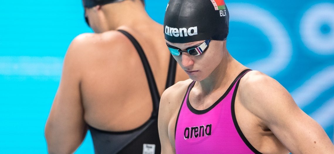 Vende su medalla de oro para apoyar a la oposición