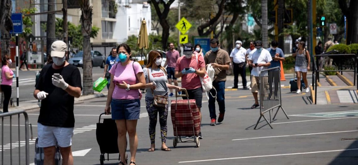 Ecuador declara toque de queda y confinamientos ante repunte covid