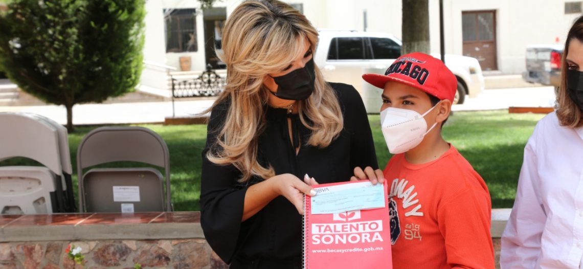 Supervisa Gobernadora entrega de becas para educación básica en Banámichi y Huépac.