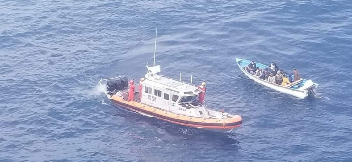 Marina rescata a 13 personas a bordo de una embarcación menor que se encontraba a la deriva en Baja California