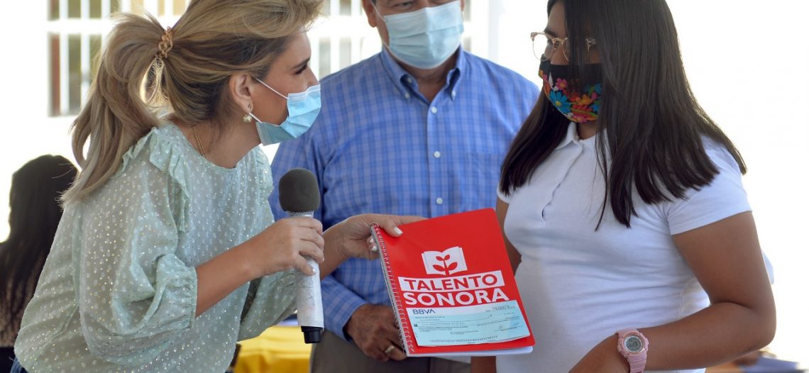 Atestigua Gobernadora Pavlovich entrega de becas y estímulos a estudiantes de la zona rural de Hermosillo